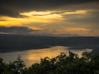 Yaz saati gün batımı sırasında dağ manzarası