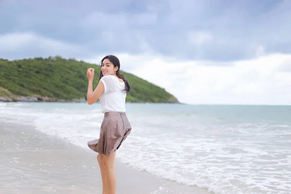 Hermosas vacaciones de mujer asiática en la playa de Tailandia —  Fotos de Stock