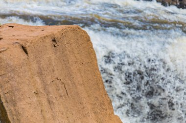 Yeşil dağ orman ormanında güzel şelale