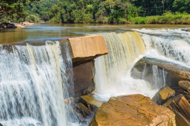 Yeşil dağ orman ormanında güzel şelale