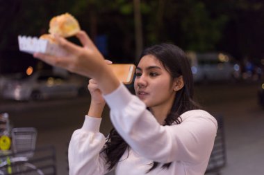 Gece sokak pazarında güzel Asyalı kadın