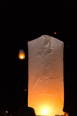 Nan, Thaila Loy Kratong Festivali sırasında kayan gökyüzü fenerler