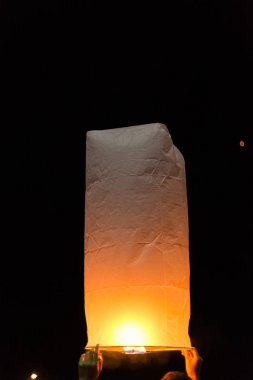 Nan, Thaila Loy Kratong Festivali sırasında kayan gökyüzü fenerler