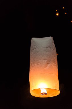 Nan, Thaila Loy Kratong Festivali sırasında kayan gökyüzü fenerler
