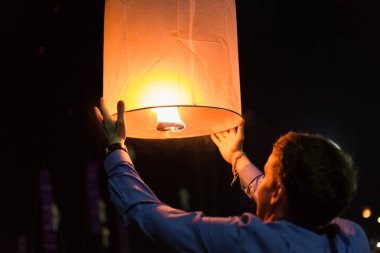 Asya adam kayan gökyüzü fenerler Loy Kratong şenlik sırasında holding
