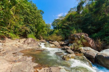Dağ gibi akan nehirler kayalıklarda akıyor.