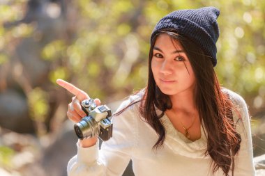 Kadın Nehri yakınında dağlarda bahar zaman hiking.