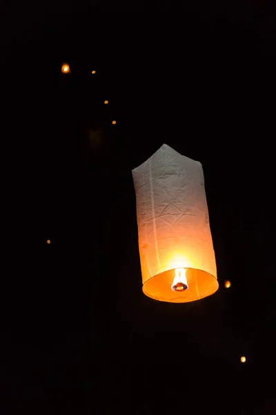 Floating sky lanterns during Loy Kratong Festival in Nan, Thaila — Stock Photo, Image