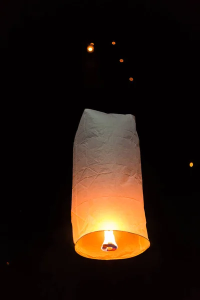 Lanternes flottantes pendant le festival Loy Kratong à Nan, Thaila Image En Vente
