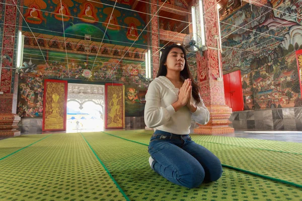 Asian woman pay homage to a Buddha image Royalty Free Stock Images