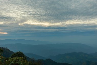 Dağlar, bulutlu ve sis güzel bulutlu hava
