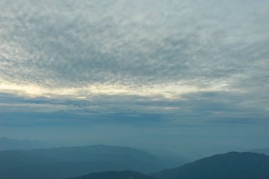 Dağlar, bulutlu ve sis güzel bulutlu hava
