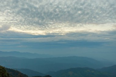 Dağlar, bulutlu ve sis güzel bulutlu hava