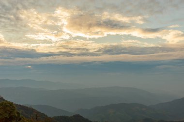 Dağlar, bulutlu ve sis güzel bulutlu hava