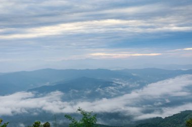 Dağlar, bulutlu ve sis güzel bulutlu hava