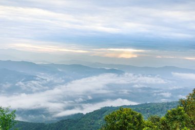 Dağlar, bulutlu ve sis güzel bulutlu hava