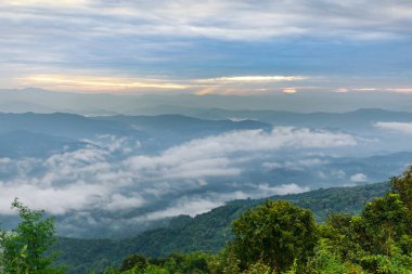 Dağlar, bulutlu ve sis güzel bulutlu hava