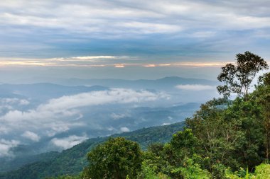 Dağlar, bulutlu ve sis güzel bulutlu hava