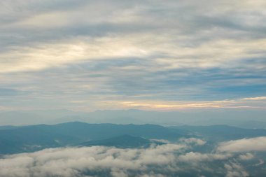 Dağlar, bulutlu ve sis güzel bulutlu hava