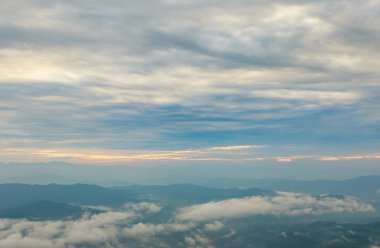 Dağlar, bulutlu ve sis güzel bulutlu hava