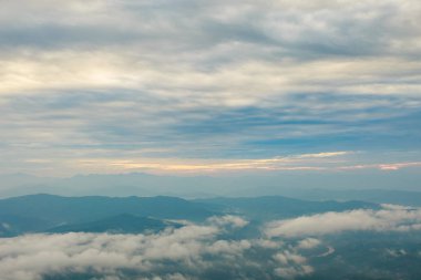 Dağlar, bulutlu ve sis güzel bulutlu hava