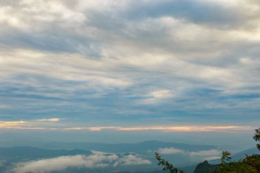 Dağlar, bulutlu ve sis güzel bulutlu hava