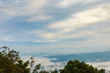 Dağlar, bulutlu ve sis güzel bulutlu hava
