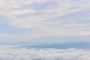 Dağlar, bulutlu ve sis güzel bulutlu hava