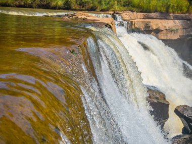 Yeşil dağ orman ormanında güzel şelale