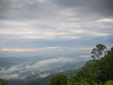 Dağlar, bulutlu ve sis güzel bulutlu hava