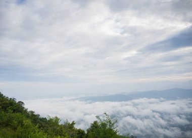 Dağlar, bulutlu ve sis güzel bulutlu hava