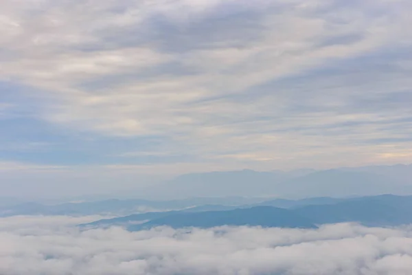 Vackra molnigt väder i bergen, molnigt och dimma — Stockfoto