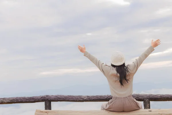 Asian woman relaxing on top of a mountain — Stock Photo, Image