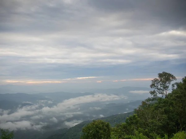 Dağlar, bulutlu ve sis güzel bulutlu hava — Stok fotoğraf