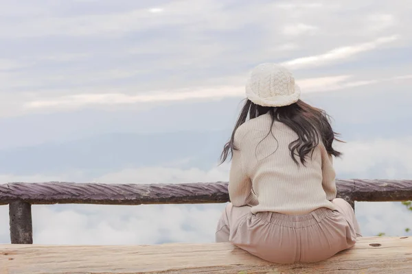 Femme asiatique se détendre sur le sommet d'une montagne Images De Stock Libres De Droits