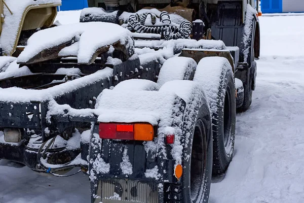 Las ruedas y el bastidor del tractor están cubiertos de nieve. Desglose del coche en mal tiempo — Foto de Stock