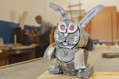 Kulak tavşanı ahşaptan yapılmıştır. Topaklardan ev yapımı oyuncak..