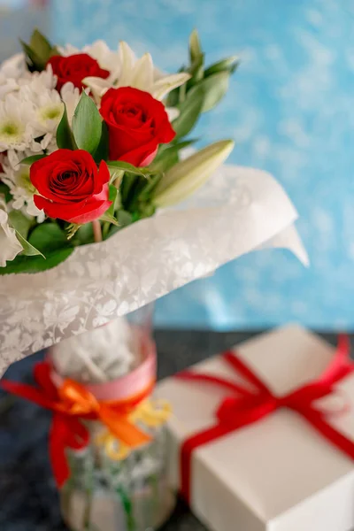 Beautiful bouquet of roses with chrysanthemums and a box with a gift. — Stock Photo, Image