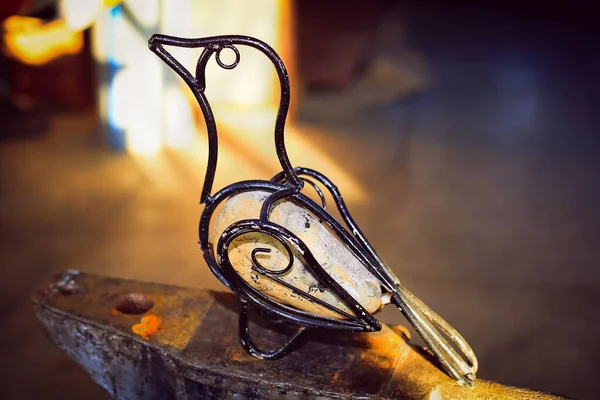 Demir ve taştan yapılmış kuş. Ürün, bir demirci tarafından el yapımı. — Stok fotoğraf