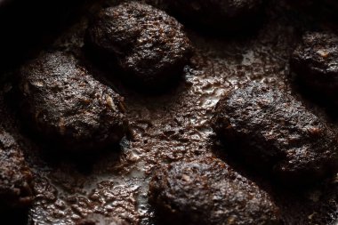 Kızarmış köfte. Abur cubur obeziteye yol açar. Kasvetli bir geçmişi var. Fotoğraf gösterişsiz..