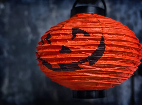 Rund papperslampa eller lampa av orange färg. Imitation pumpa för Halloween. — Stockfoto