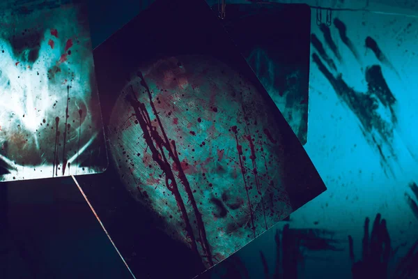 Rayos X sangrientos colgando de una cuerda en un cuarto oscuro. Terrible habitación médico maníaco o asesino . — Foto de Stock