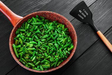 Vejetaryen yemeği. Tavada kızarmış fasulye. Tasarım için şık bir arkaplan. Minimalizm. Sebzelerden sağlıklı yiyecekler