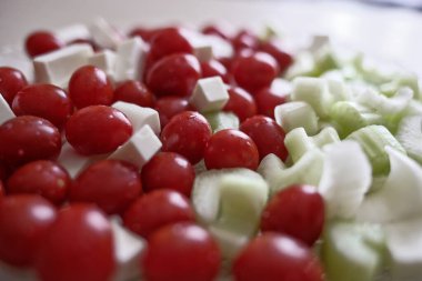 Sağlıklı bir diyet için basit bir salata. Kirazlı domates, kereviz ve peynir dilimleri. Vitamin diyeti için taze sebzeler..