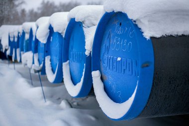 Barnaul, Rusya-13.12.2018: Gazprom yazıtlı birçok büyük boru kışın açık bir depoda bulunuyor.