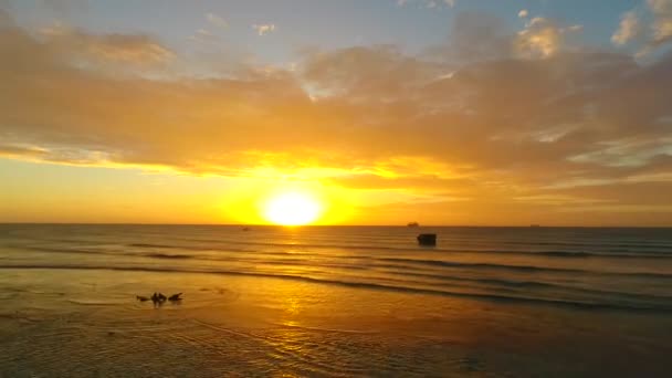 Zachód lub wschód słońca na plaży — Wideo stockowe