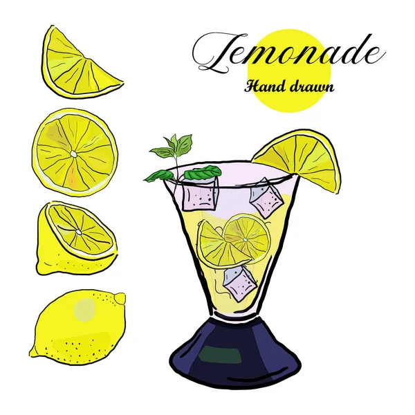 Комплект цельный, половина, ломтик лимона и стакан лимонада с кубиками льда, эскиз стиль векторной иллюстрации на белом фоне. Ручной рисунок . — стоковый вектор