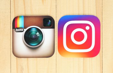 Eski ve yeni Instagram simgeler ahşap arka plan üzerinde
