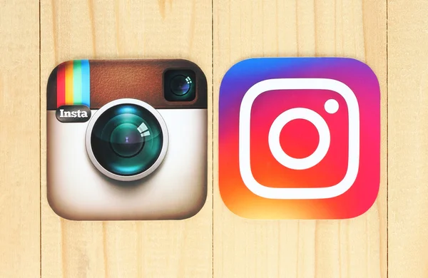 Iconos de Instagram antiguos y nuevos sobre fondo de madera — Foto de Stock