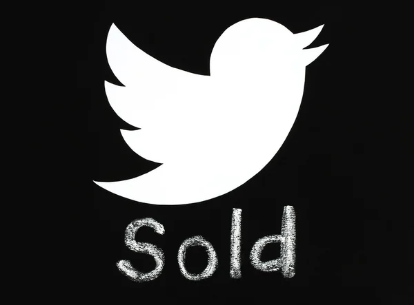 Logo burung Twitter dicetak di atas kertas dan ditaruh di papan tulis dengan ch — Stok Foto